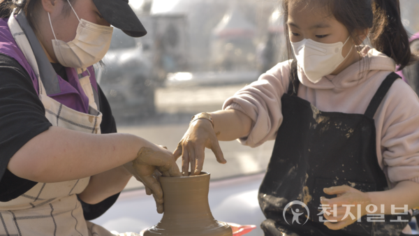 강진청자축제에 참여한 어린이가 물레를 돌리며 청자 만들기 체험을 하고 있다. (제공: 강진군청) ⓒ천지일보 2024.02.19.