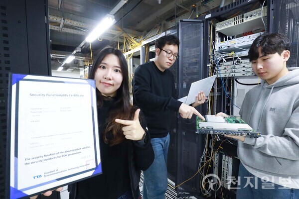 LG유플러스 직원이 한국정보통신기술협회 보안기능확인서를 소개하고 있다. (제공: LG유플러스) ⓒ천지일보 2024.02.20.