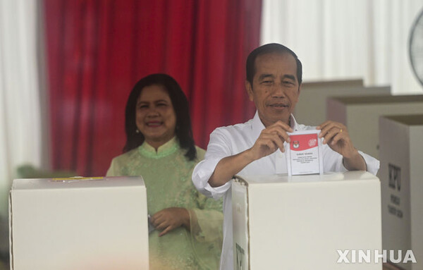 조코 위도도 인도네시아 대통령(오른쪽)이 14일(현지시간) 인도네시아 자카르타의 한 투표소에서 투표를 하고 있다. (출처: 뉴시스)