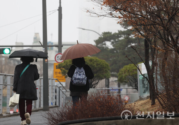 [천지일보=남승우 기자] 흐린 날씨에 비까지 내린 19일 서울 시내의 한 거리에서 시민들이 우산을 쓴 채 이동하고 있다. ⓒ천지일보 2024.02.19.