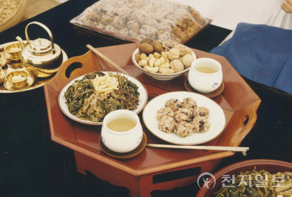 정월대보름 오곡밥과 부럼 상차림 (제공: 국립민속박물관) 