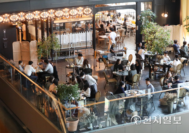 [천지일보=남승우 기자] 서울 시내의 한 식당가에서 직장인들이 점심식사를 하고 있다. ⓒ천지일보DB