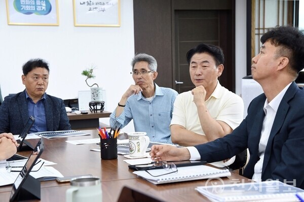 김동근 경기 의정부시장(오른쪽에서 두 번째)가 의정부시 기업유치 전략회의를 진행하고 있다. (제공: 의정부시) ⓒ천지일보 2024.02.25.