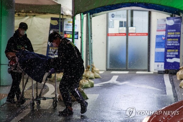 수도권을 비롯한 중부지역에 대설주의보가 내린 21일 밤 서울 시내 한 대형병원 응급실에서 구급대원들이 환자를 이송하고 있다. (출처: 연합뉴스)
