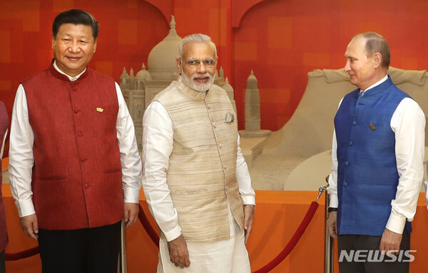 나렌드라 모디 총리(가운데), 블라디미르 푸틴 러시아 대통령(오른쪽), 시진핑 중국 국가주석이 2016년 10월 15일 인도 고아에서 모디 총리가 주최한 브릭스 국가 정상 만찬에 앞서 기념 촬영을 준비하는 모습. (출처: 뉴시스)