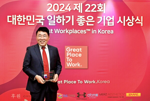 ‘2024 제22회 GPTW 글로벌 경영 컨퍼런스&시상식’에서 정인호 대표이사·사장이 ‘한국에서 가장 존경받는 CEO’ 부문을 수상한 정인호 농심켈로그 대표. (제공: 농심켈로그)