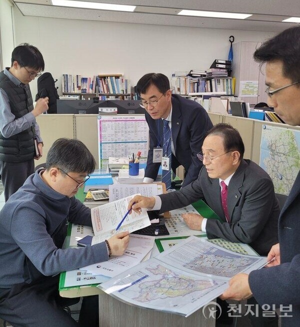 박상돈 천안시장(오른쪽)이 22일 국토교통부를 방문해 지역 현안에 대한 협조를 요청하고 있다. (제공: 천안시) ⓒ천지일보 2024.02.23.