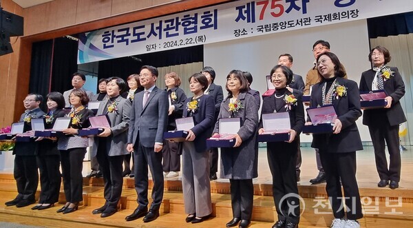 문현주 천안시 중앙도서관장(앞줄 오른쪽에서 두 번째)이 22일 제56회 한국도서관상을 수상하고 기념촬영을 하고 있다. (제공: 천안시) ⓒ천지일보 2024.02.23.
