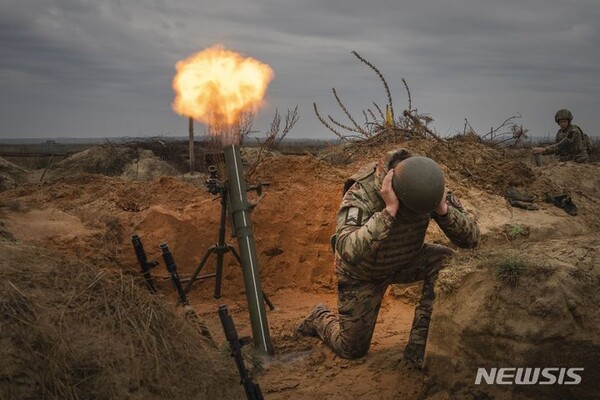우크라이나 방위군 제1여단 병사들이 작년 11월 8일 우크라이나 북부에서 전투 훈련을 하고 있다. (출처: 뉴시스)