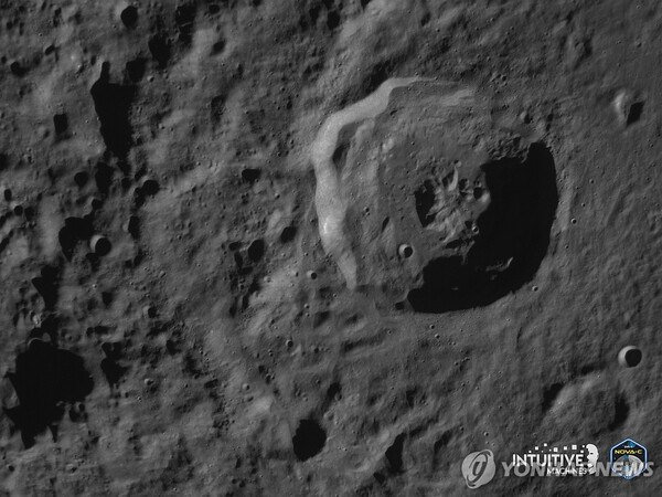인튜이티브 머신스의 달 착륙선 오디세우스가 전송한 달 표면 사진. (출처: 연합뉴스)
