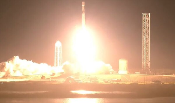미국의 우주기업 인튜이티브 머신스의 달 착륙선 오디세우스를 실은 스페이스X 팰컨9 로켓이 한국시간 기준 15일 오후 3시5분(현지시간 15일 오전 1시5분) 미국 플로리다 케이프 커내버럴 우주기지 KSC 발사대 39-A에서 발사되고 있다. (사진=나사 유튜브 캡처)