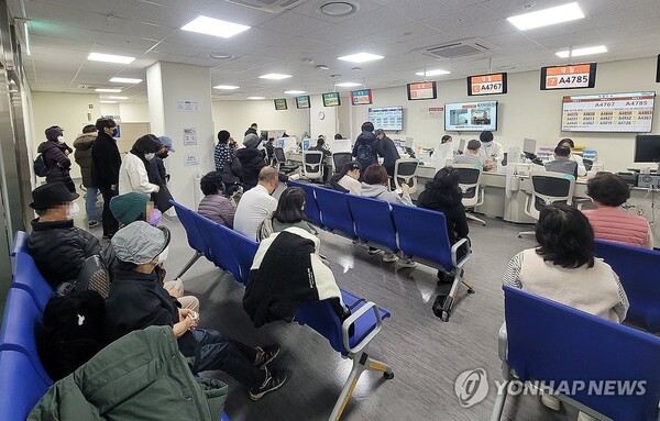 전공의들의 사직서 제출로 인한 병원들의 의료 공백이 계속되는 가운데 22일 서울의 한 대학 병원 채혈실이 환자들로 붐비고 있다.  (출처: 연합뉴스)