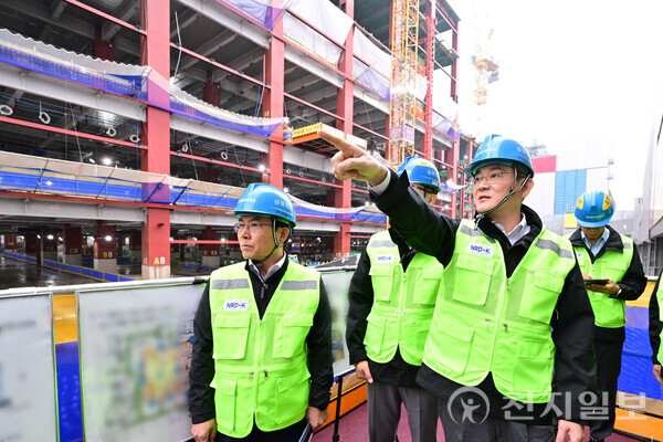19일 삼성전자 기흥캠퍼스를 찾은 이재용 회장이 차세대 반도체 R&D 단지 건설 현장을 점검하고 있다. (제공: 삼성전자) ⓒ천지일보 2023.10.19.