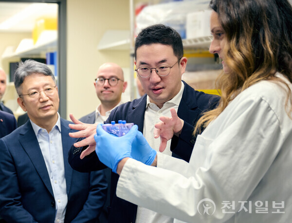 구광모 LG그룹 회장이 지난해 8월 21일(현지시간) 미국 보스턴의 다나파버를 방문해 세포치료제 생산에서 항암 기능을 강화시킨 세포를 선별하는 과정에 대한 설명을 듣고 있다. (제공: ㈜LG) ⓒ천지일보 2023.08.24.