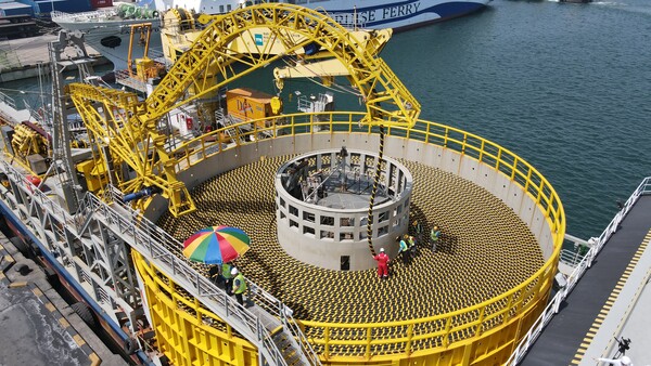 LS전선 동해 공장에서 생산된 해저 케이블이 포설선에 선적되고 있다. (제공: LS전선) ⓒ천지일보 2024.02.24.