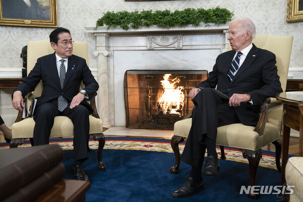 [워싱턴=AP/뉴시스] 조 바이든(오른쪽) 미국 대통령이 13일(현지시간) 백악관 집무실에서 기시다 후미오 일본 총리와 회담하고 있다. 2023.01.14.