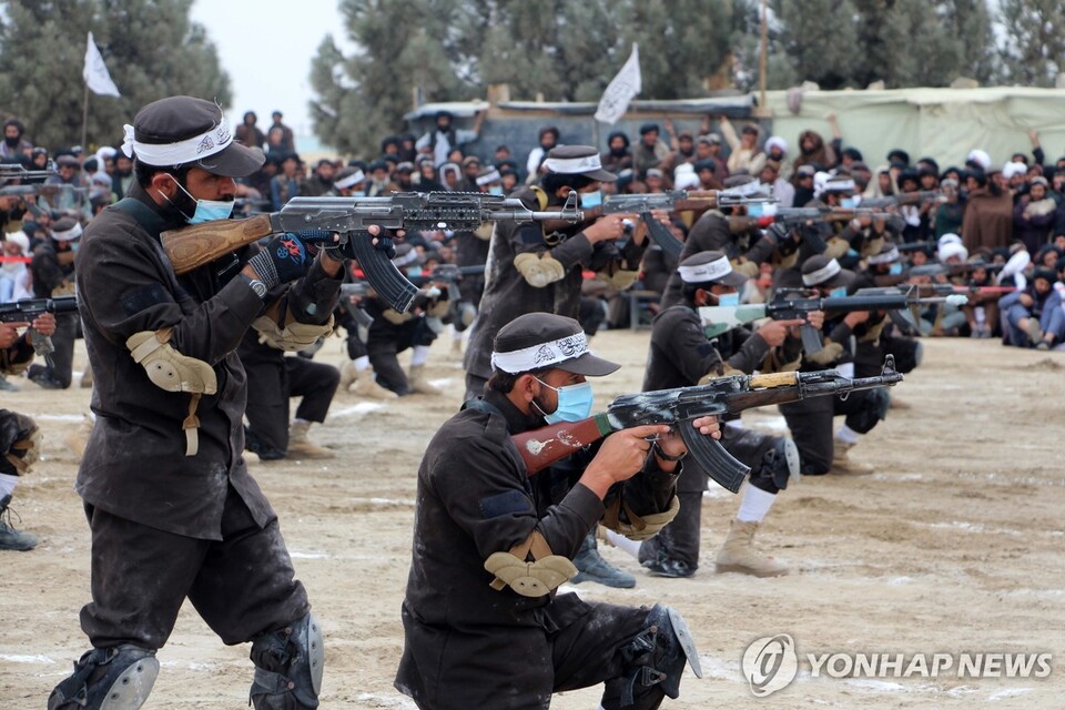 사격훈련을 하는 아프가니스탄 경찰. (출처: 연합뉴스)