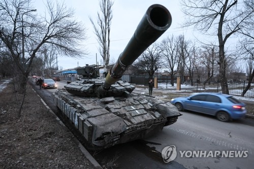 (도네츠크 타스=연합뉴스) 19일(현지시간) 도네츠크 거리에 러시아가 최근 아우디이우카 전선에서 빼앗은 우크라이나 전차 T-64가 세워져 있다. 러시아군은 17일 아우디이우카를 완전히 장악했다. 