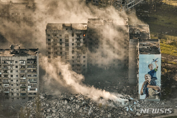 작년 4월 26일 우크라이나와 러시아군 간의 치열한 전투가 벌어진 우크라이나 바흐무트 건물에서 연기가 피어오르고 있다. (출처: 뉴시스)
