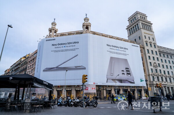 스페인 바르셀로나 카탈루냐 광장의 갤럭시 S24 시리즈 대형 옥외 광고. (제공: 삼성전자) ⓒ천지일보 2024.02.20.