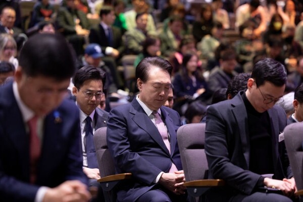 윤석열 대통령이 25일 수원 아이엠센터에서 열린 3.1절 기념 예배에 참석해 기도하고 있다. (출처: 뉴시스)
