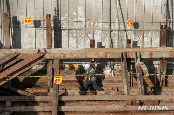 서울 시내 한 건설현장에서 건설노동자가 작업을 하고 있는 모습. (출처: 뉴시스)