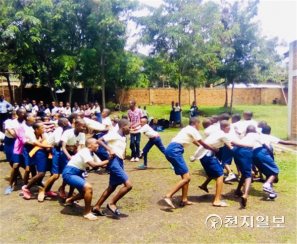 2019년 10월 12일 부룬디 부줌부라 레오보스 학교에서 평화교재 3과 ‘인류세계의 평화가 깨어지게 된 원인’ 수업을 한 후 적용하기 활동으로 꼬리잡기 게임을 하는 모습. (제공: HWPL) ⓒ천지일보 