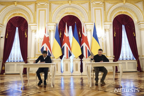 [키이우=AP/뉴시스] 볼로디미르 젤렌스키(오른쪽) 우크라이나 대통령이 12일(현지시각) 키이우에서 리시 수낵 영국 총리와 안보 협정서에 서명하고 있다. 수낵 총리는 우크라이나군의 전력 보강 등을 위해 25억 파운드(약 4조2천억 원) 규모의 지원 제공을 약속했다. 2024.01.13.