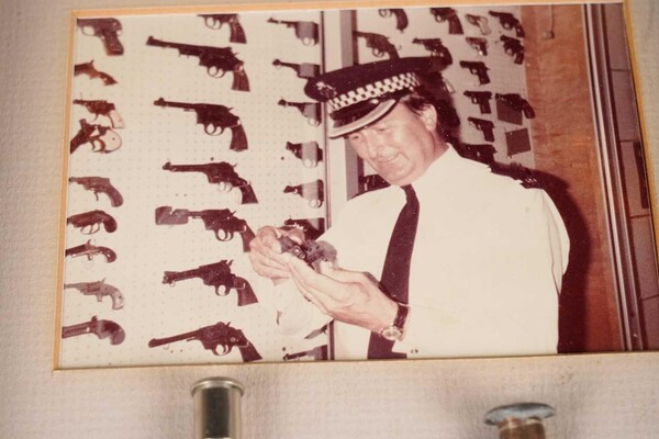 암살범 권총 들고 있는 브라이언 테일러의 사진. (출처: 연합뉴스)