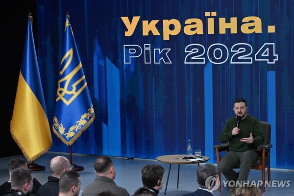 볼로디미르 젤렌스키 우크라이나 대통령이 25일(현지시간) 수도 키이우에서 전쟁 2주년을 맞아 기자회견을 하고 있다. (출처: 키이우 AFP=연합뉴스)