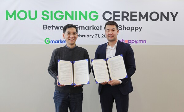 G마켓이 몽골 최대 이커머스 플랫폼 ‘쇼피’와 업무협약을 체결한 가운데 이택천 G마켓 영업본부장(왼쪽)과 Sharavdagva Batzul 쇼피 CEO가 기념 촬영을 하고 있다. (제공: G마켓)
