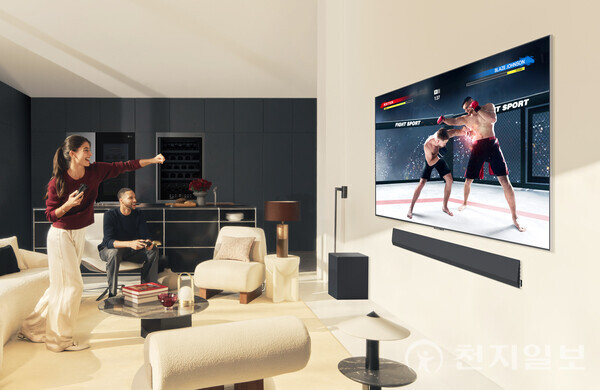모델들이 2024년형 LG 올레드 TV로 콘텐츠를 즐기고 있다. (제공: LG전자) ⓒ천지일보 2024.02.26.