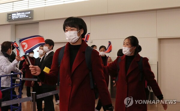 (도쿄=연합뉴스) 붉은색 코트를 입은 북한 여자축구 대표팀 선수들이 25일 도쿄 하네다공항을 통해 일본에 입국하고 있다. 북한 대표팀은 28일 도쿄에서 일본과 2024 파리 올림픽 최종예선 2차전을 치른다.