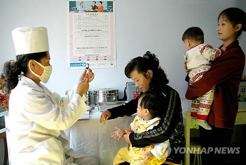 2012년 북한 평양의 예방 접종. (출처: 연합뉴스)