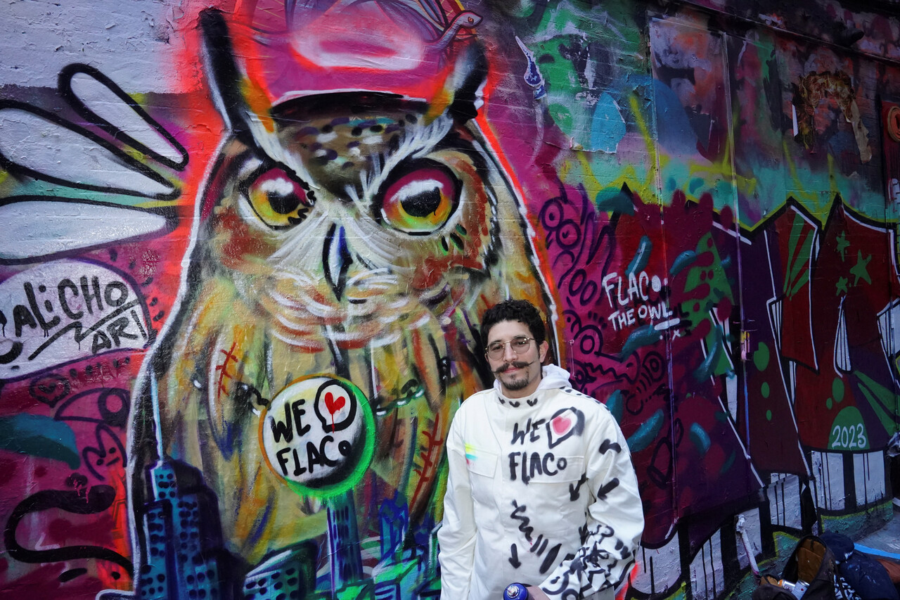 콜롬비아 보고타 예술가인 칼리초 아레발로(34)가 25일 미국 뉴욕 예술 명소인 프리먼스 앨리에서 플라코 추모 벽화를 그린 후 기념사진을 찍기 위해 포즈를 취하고 있다. (출처: 연합뉴스)