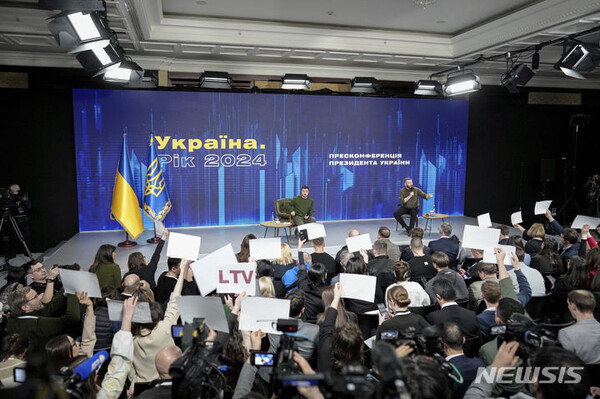 볼로디미르 젤렌스키 우크라이나 대통령이 25일 우크라이나 키이우에서 열린 기자회견에서 언론의 질문에 답하고 있다. (출처: 뉴시스)
