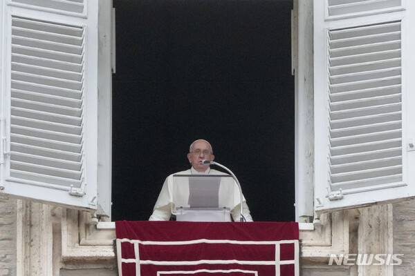 [바티칸시티=AP/뉴시스] 프란치스코 교황이 12일(현지시간) 바티칸 성 베드로 광장에서 열린 주일 삼종기도를 집전하고 있다. 2023.11.12