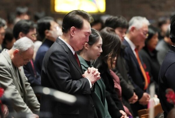 윤석열 대통령이 25일 서울 중구 정동제일교회에서 열린 성탄 예배에 참석해 기도하고 있다. (출처:뉴시스)