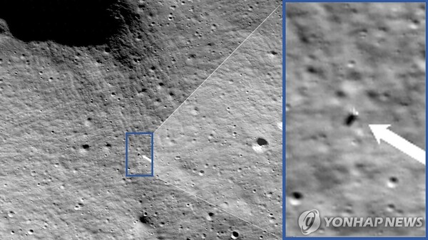 미 항공우주국(NASA)이 공개한 달 착륙선 사진. 달 상공 90㎞에서 촬영한 모습 (출처: 연합뉴스)