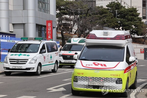 의료대란이 계속되고 있는 가운데 24일 서울 시내의 한 대학병원 응급진료센터 앞에 구급차가 주차돼있다. (출처: 연합뉴스)