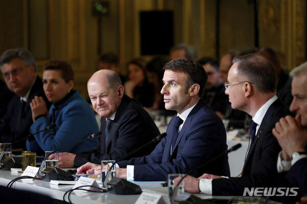 에마뉘엘 마크롱 프랑스 대통령(가운데)이 26일(현지시간) 프랑스 파리 엘리제궁에서 연설하고 있다. (출처: 뉴시스)