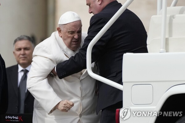 찡그린 채로 부축받으며 교황 전용차에 올라타는 프란치스코 교황. (출처: 연합뉴스)