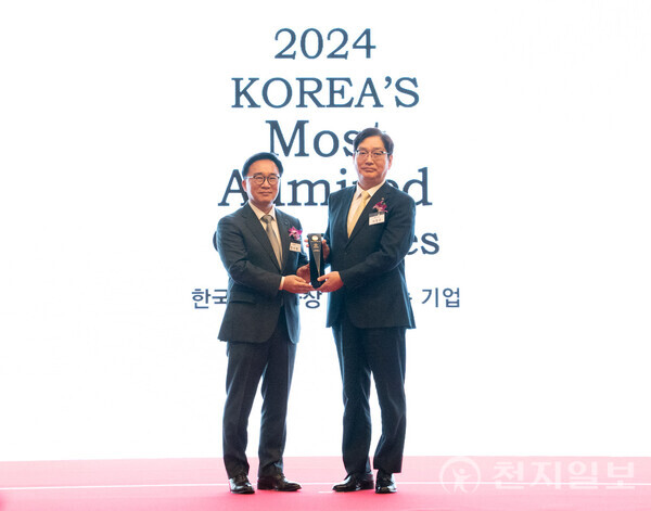 서정규 S-OIL 국내영업본부장(오른쪽)이 27일 열린 ‘2024 한국에서 가장 존경받는 기업’ 시상식에서 한수희 한국능률협회컨설팅(KMAC) 대표(왼쪽)와 기념 촬영을 하고 있다. (제공: S-OIL) ⓒ천지일보 2024.02.27.