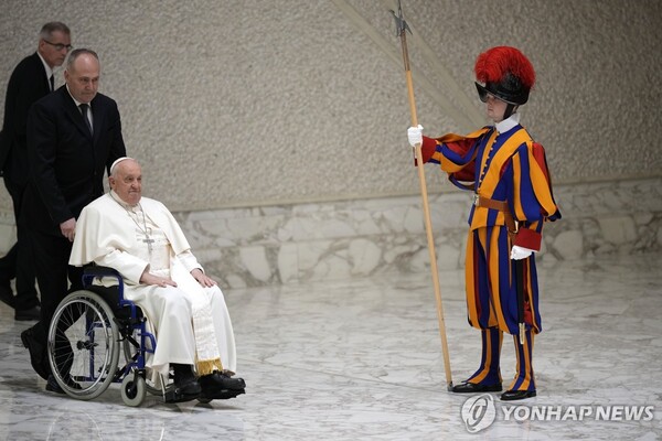 (바티칸 AP=연합뉴스) 프란치스코 교황이 28일(현지시간) 바티칸 바오로 6세 홀에 휠체어를 타고 입장하고 있다.