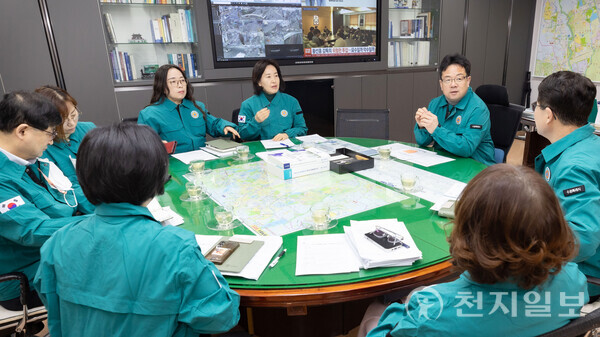 김현수 수원시 제1부시장이 28일 시청에서 공직자들과 회의를 하고 있다. (제공: 수원특례시) ⓒ천지일보 2024.02.29.