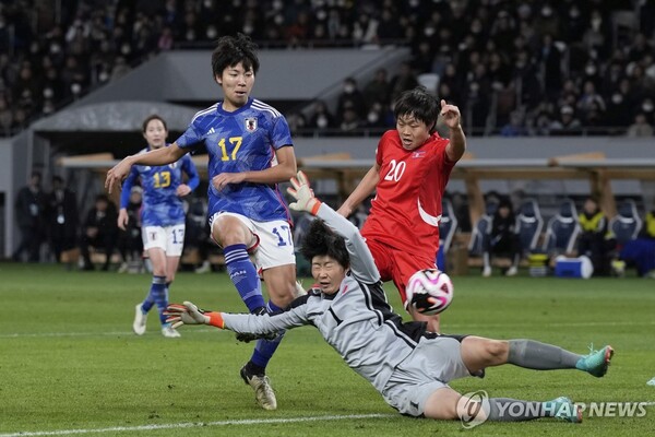 일본과 북한의 경기 모습 (출처: AP=연합뉴스)