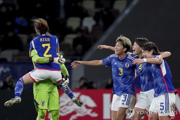 일본 선수들이 본선 진출을 확정짓고 기뻐하고 있다. (출처: AP=연합뉴스)