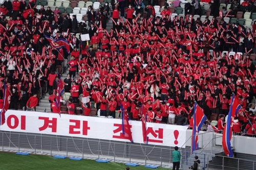 28일 일본과 북한의 여자축구 2024 파리 올림픽 최종예선 경기가 치러진 도쿄 국립경기장에서 조총련 계열 학생 등이 단체 응원을 하고 있다. (출처: 연합뉴스)