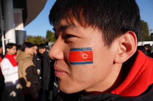28일  도쿄 국립경기장에서 조총련 계열 대학생이 얼굴에 북한 인공기를 그린 모습을 보여주고 있다. (출처: 연합뉴스)