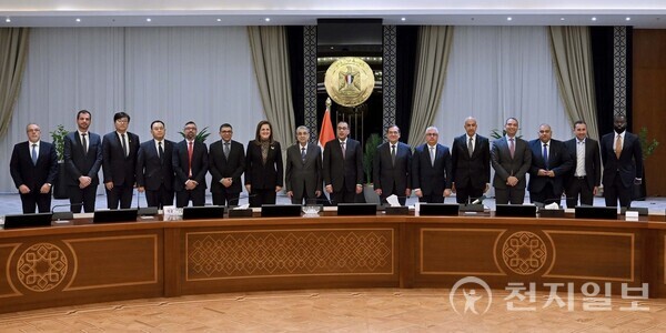 지난 28일(현지시각) 이집트 카이로 정부청사 총리실에서 열린 협약식에서 배성준 SK에코플랜트 에너지사업단장(왼쪽 네 번째)과 왕 즈이 CSCEC 북아프리카 대표(왼쪽 세 번째)가 무스타파 마드불리 이집트 총리(왼쪽 아홉 번째)를 비롯한 이집트 정부 관계자들과 기념 촬영을 하고 있다. (제공: SK에코플랜트) ⓒ천지일보 2024.02.29.
